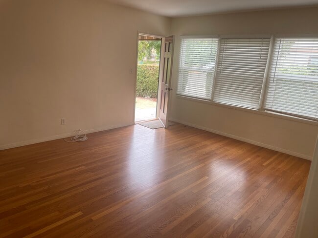 Building Photo - 4735 Lomitas Dr