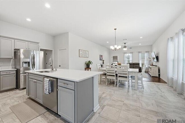 Building Photo - 4 Bedroom House Near LSU on Burbank