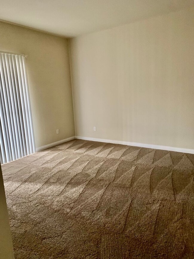 Building Photo - Must See Condo!