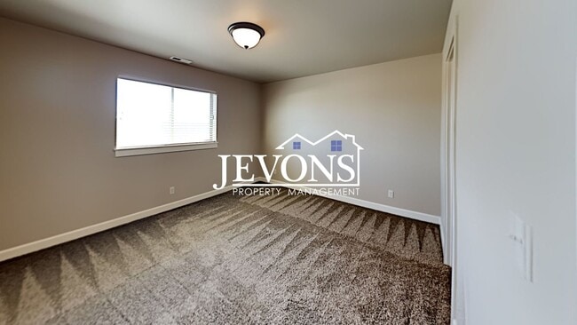 Building Photo - Spacious duplex with master bedroom, backy...