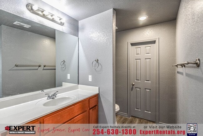 Building Photo - Discover the perfect blend of comfort and convenience!!
