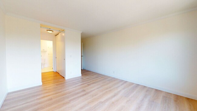Building Photo - Beautiful 2 Bedroom Condo In Oakland!