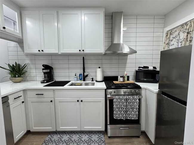 Building Photo - 49 Canoe Place Rd