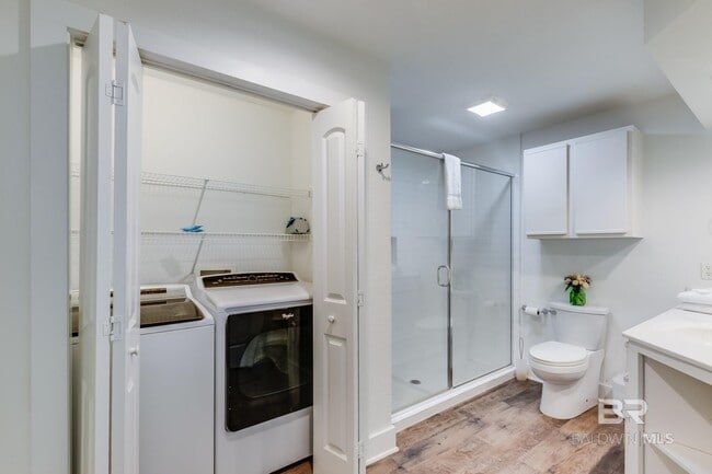 Building Photo - 20050 Oak Rd E