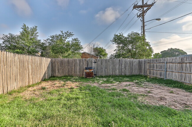 Building Photo - 2/2 in Frenship Schools. LOCATION! 1/2 off first months rent!
