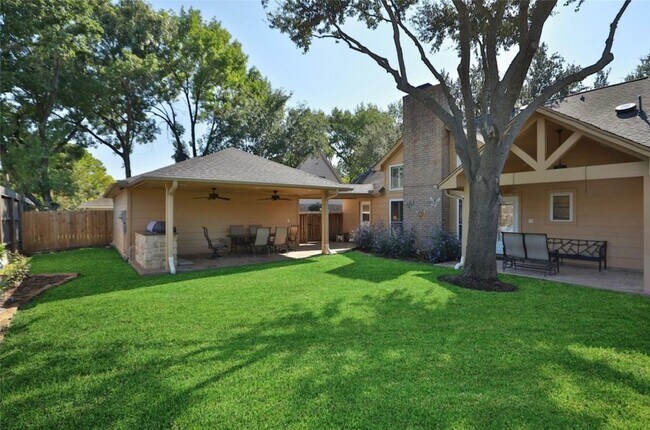 Building Photo - 2206 Hickory Lawn Dr