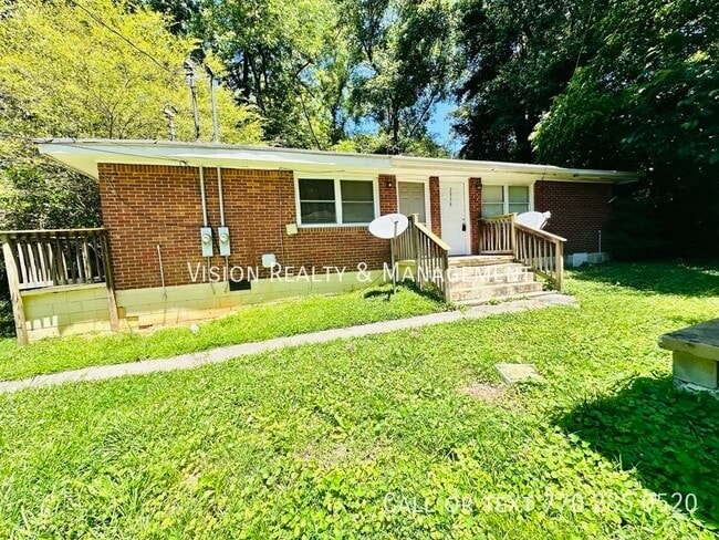 Building Photo - 2BD 1BA Duplex Unit East Point