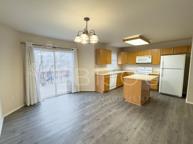 Building Photo - Van Buren Townhome