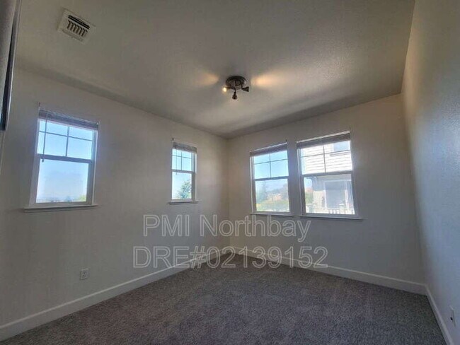 Building Photo - 481 Lexington Dr