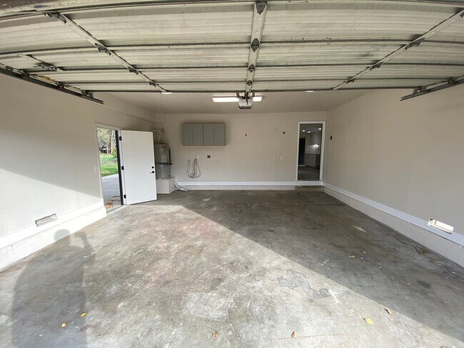 Building Photo - Fully Renovated Home on 5 Acres