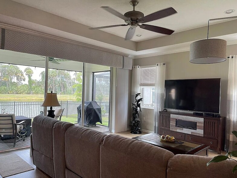 Living Room - 5617 Trevesta Pl