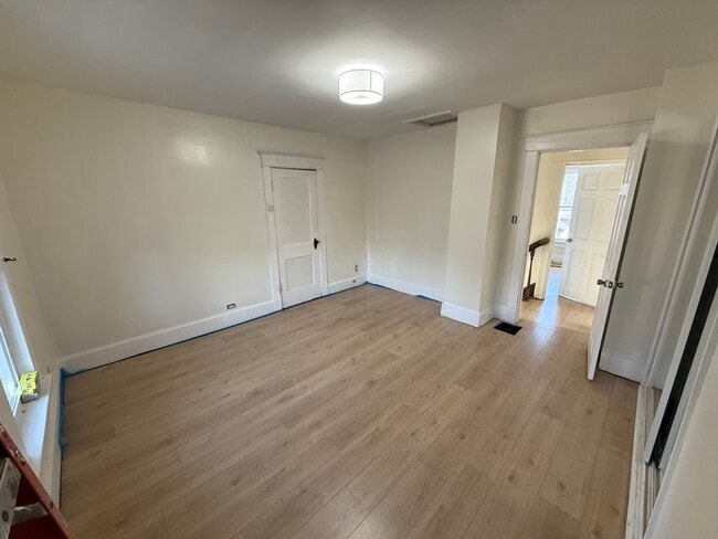 Building Photo - 2-912 E 6th St