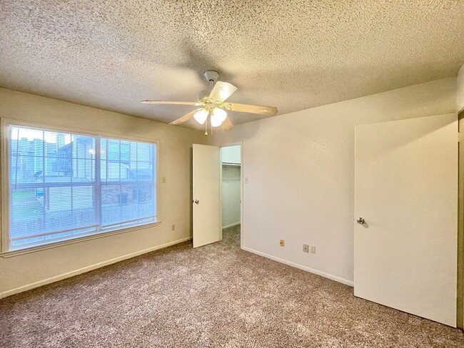Building Photo - 3004 Chaucer Dr