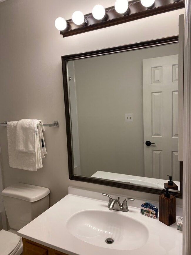 Building Photo - 118 W Skyhawk Dr