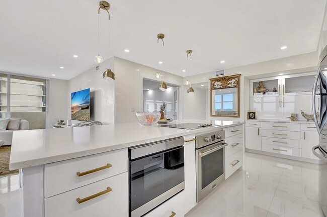 Building Photo - 5440 N Ocean Dr