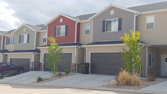 Building Photo - Brand New Townhouses! Available Now!