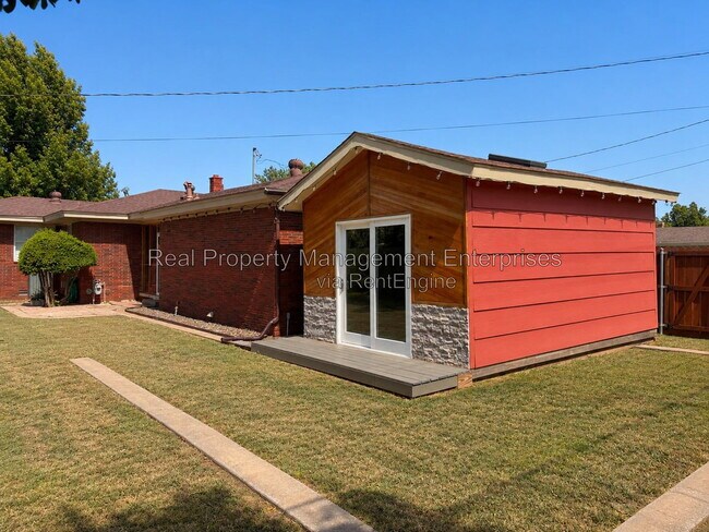 Building Photo - 2301 N Warren Ave