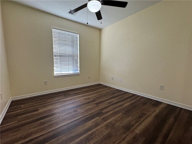 Building Photo - 910 NW A St