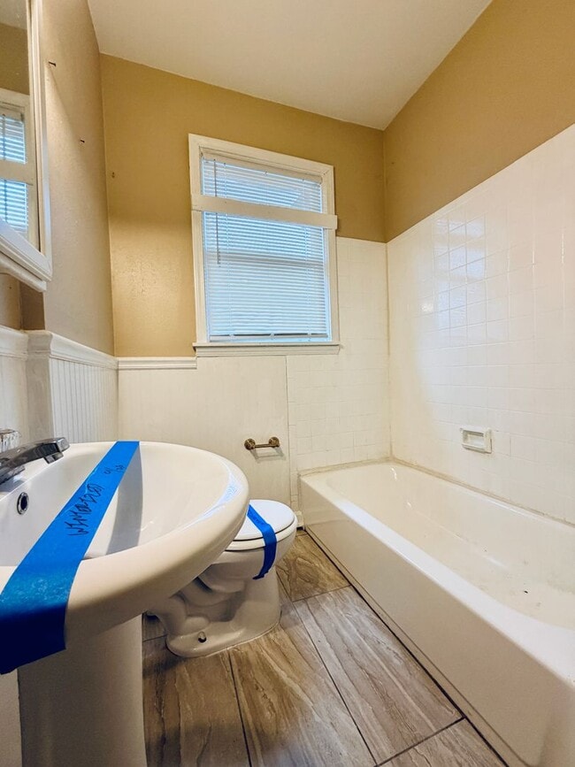 Building Photo - 831 Maury St