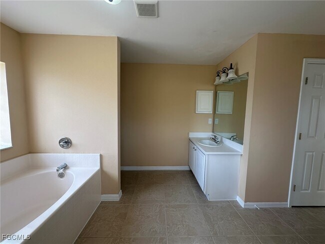 Building Photo - 2125 NE 9th Ave