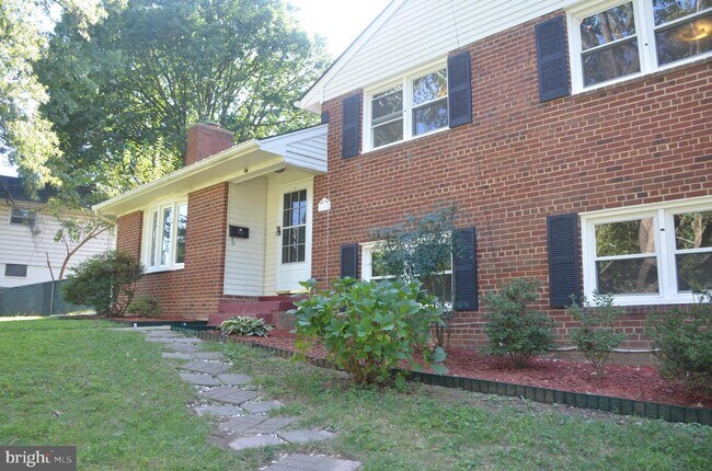 Building Photo - 1446 Mayflower Dr