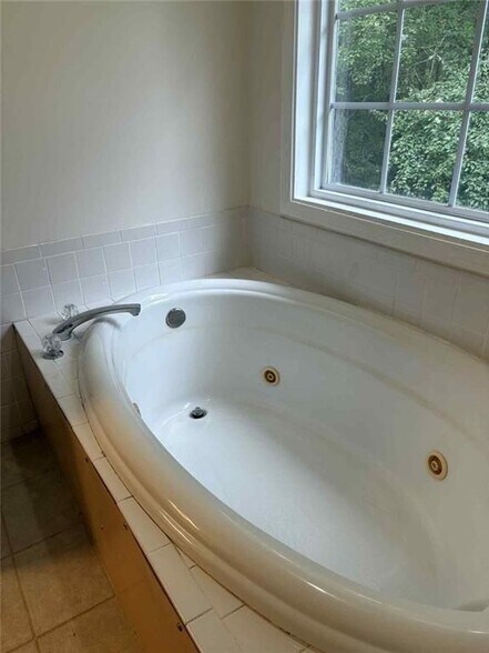 Building Photo - 68 Lancaster Way