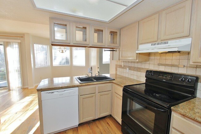 Building Photo - 1563 Sunset Dr