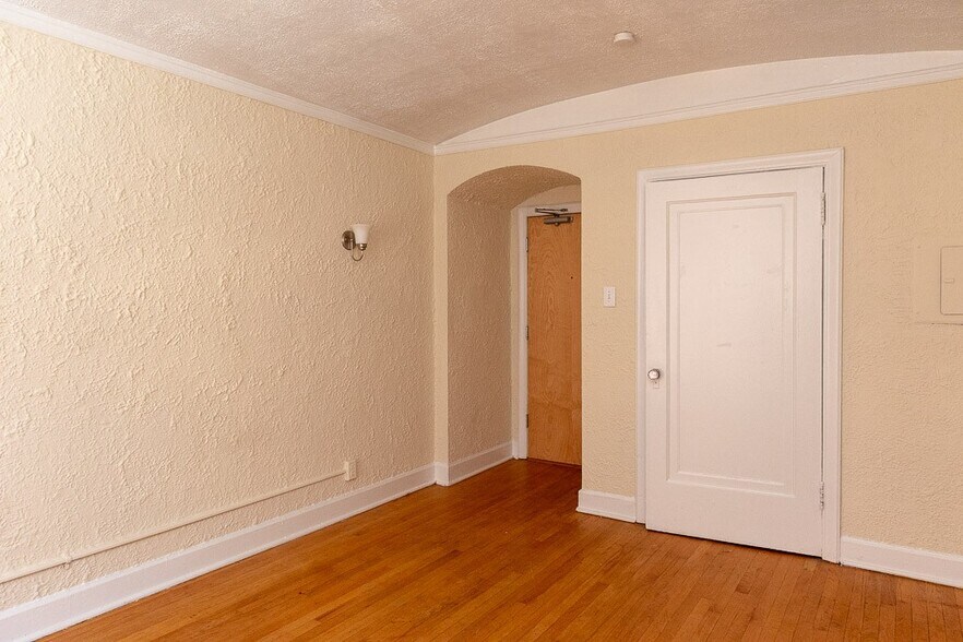 Building Photo - 556 W Arlington Pl