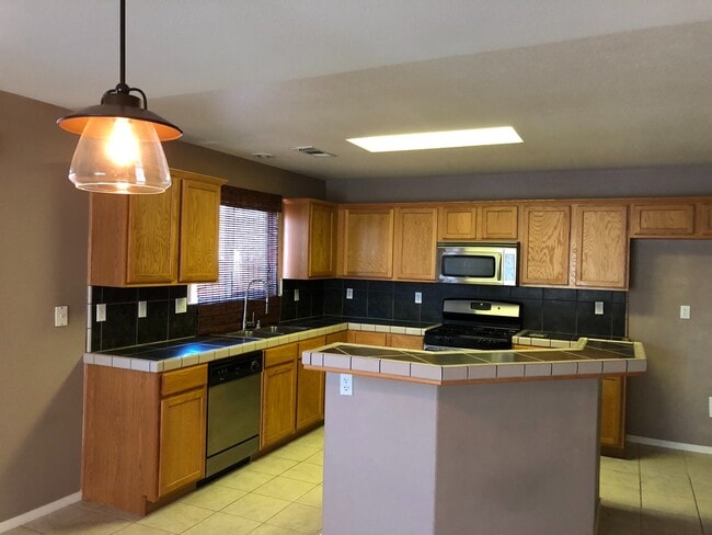 Building Photo - Immaculate 3 Bedroom, 2 Bath Home on Corne...