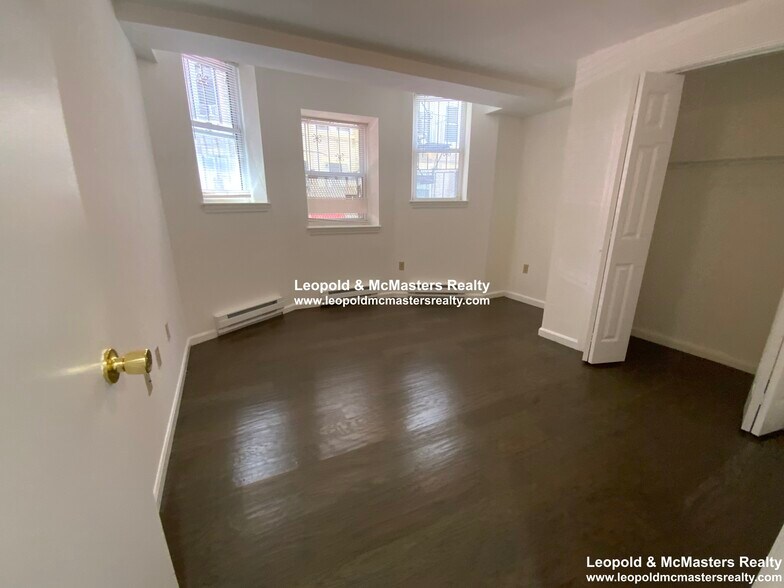 Building Photo - 117 Park Dr