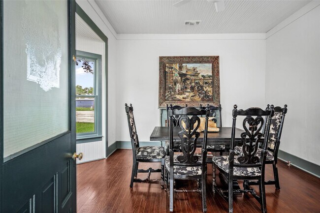 Building Photo - 806 E Main St