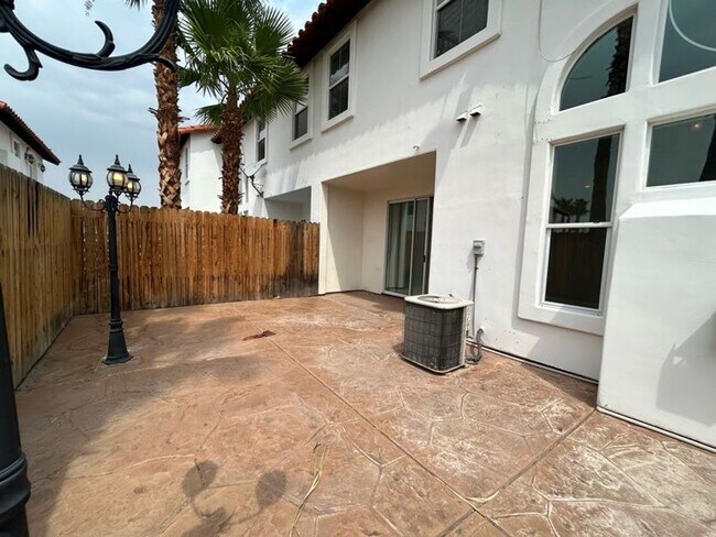 Building Photo - A Beautiful Town Home around the Spring Valley Area.