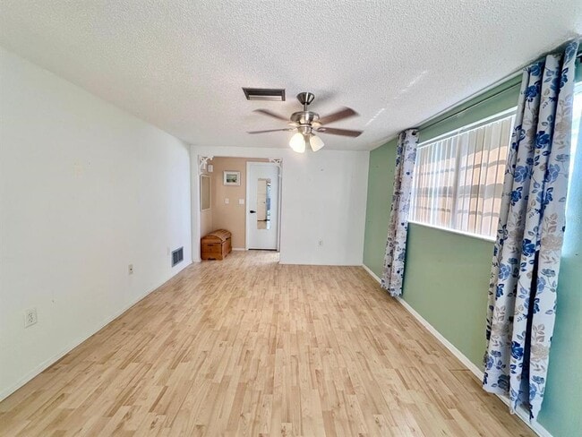 Building Photo - 12215 Meadowbrook Ln
