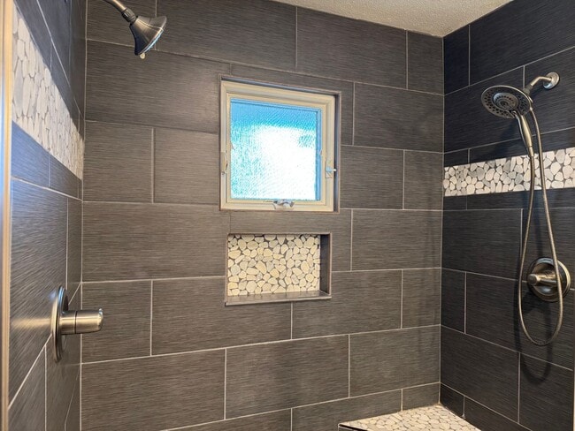 Building Photo - Single level home on large lot