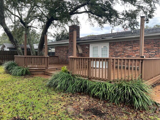 Building Photo - 723 Clark Dr