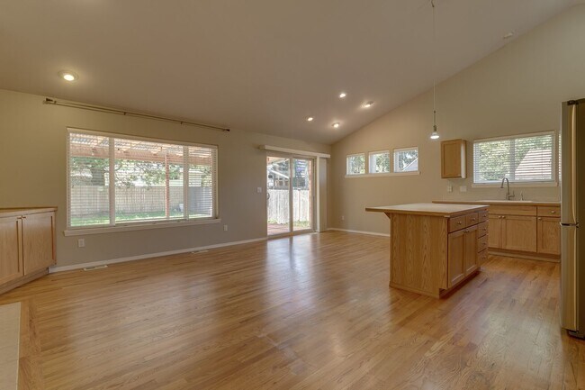Building Photo - Shoreline Rambler Available NOW! 4 Bed 2 Bath w/spacious backyard!