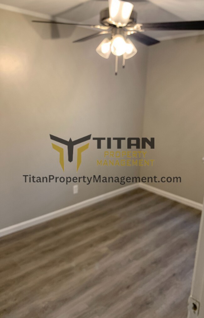 Building Photo - Cute Updated Townhouse!