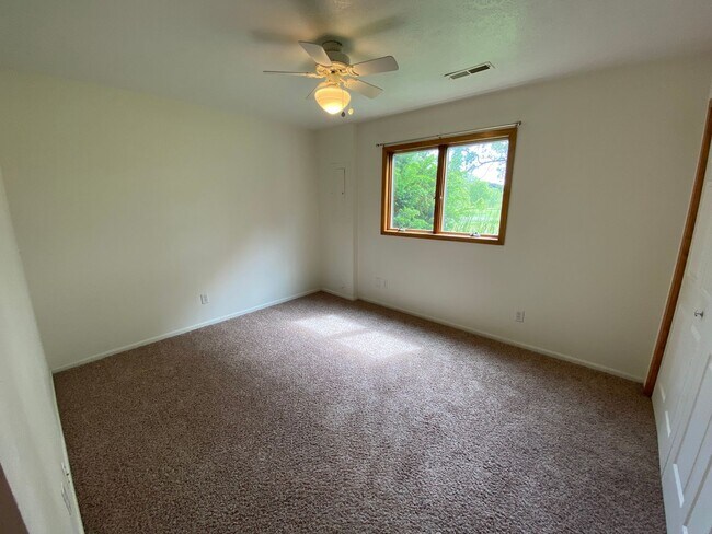 Building Photo - 523