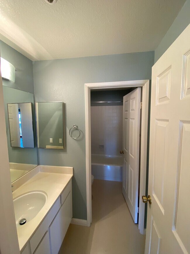 Building Photo - Amazing Cleveland Heights, 1 Block East of Lake Merritt with views of the lake
