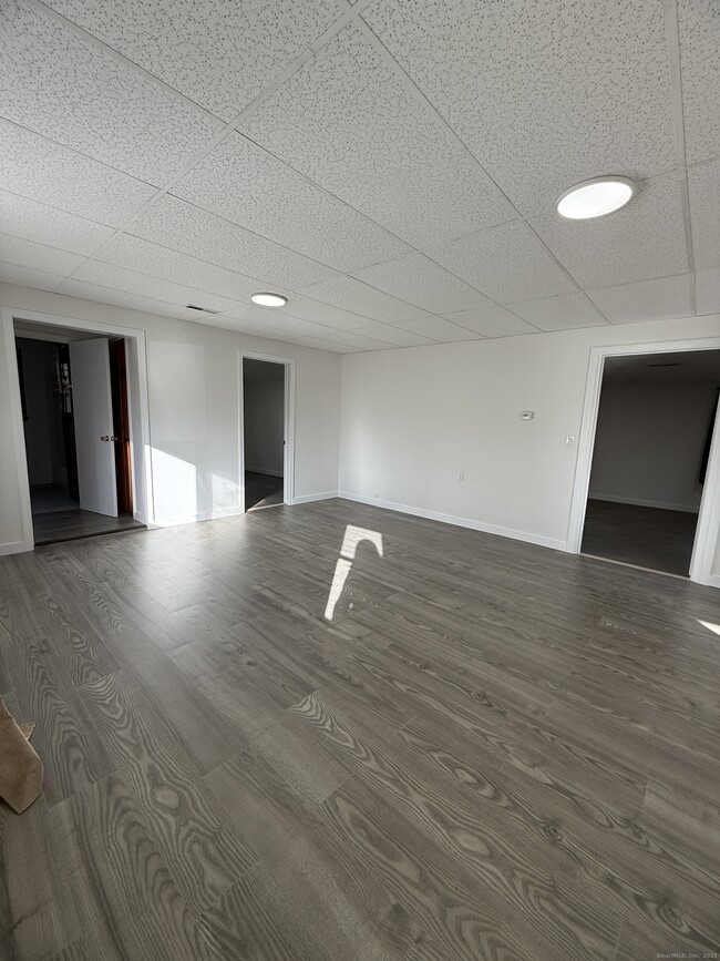 Building Photo - 74 Grove Beach Rd N