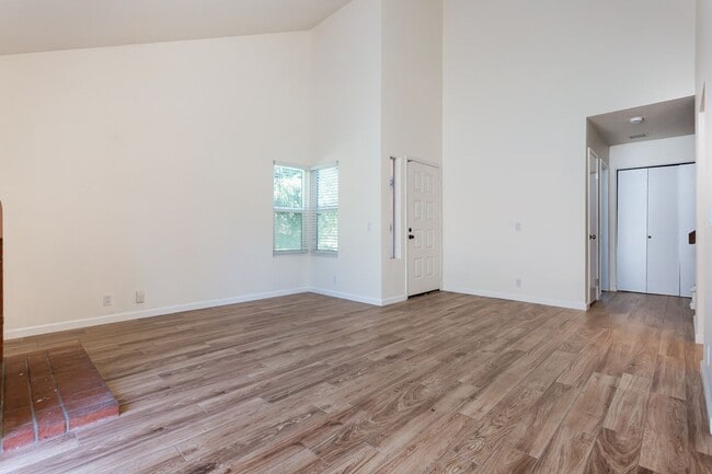 Building Photo - Charming Remodeled Townhome!