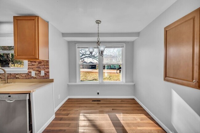 Building Photo - 1065 Lakeland Dr