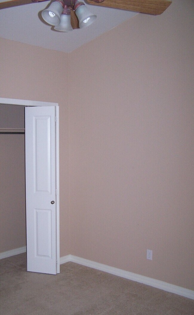 Building Photo - 2361 Craycroft Dr