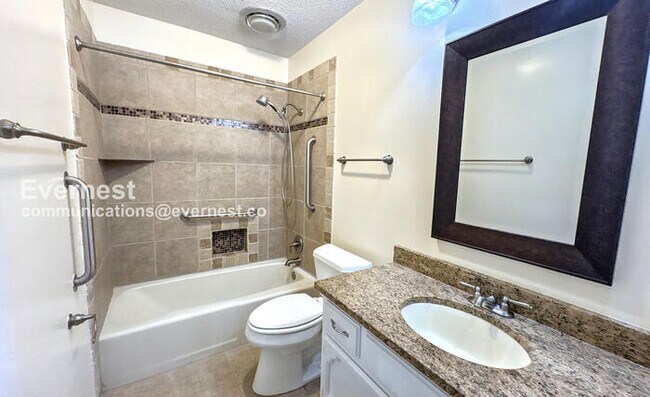 Building Photo - 3 Bed/2 Bath Home with Fenced Yard & Garage / Available Now!