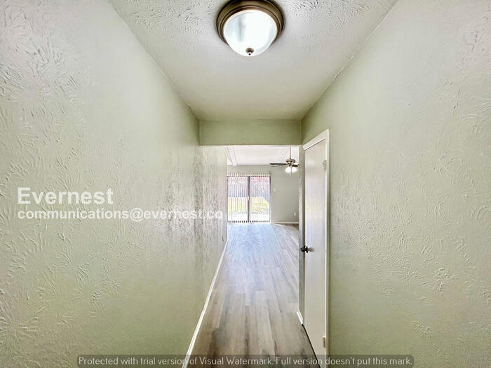 Building Photo - 415 Southlake Dr