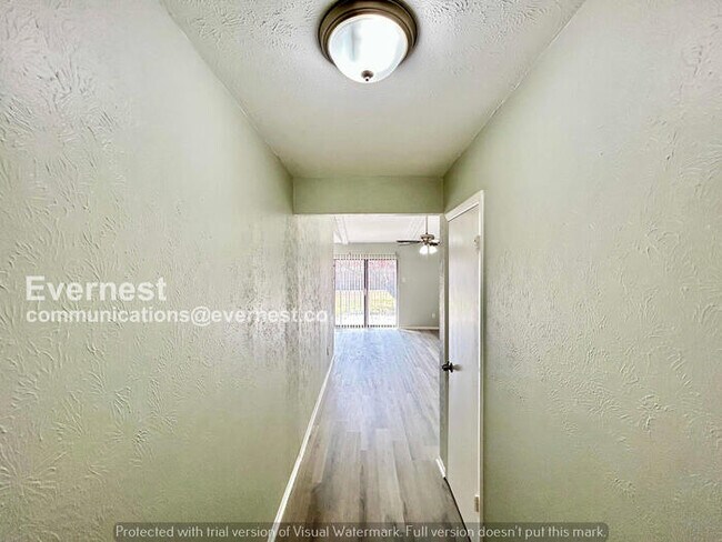 Building Photo - 3 Bed, 2 Bath Home with Fenced Yard & Garage / Pet-Friendly / Available Now!