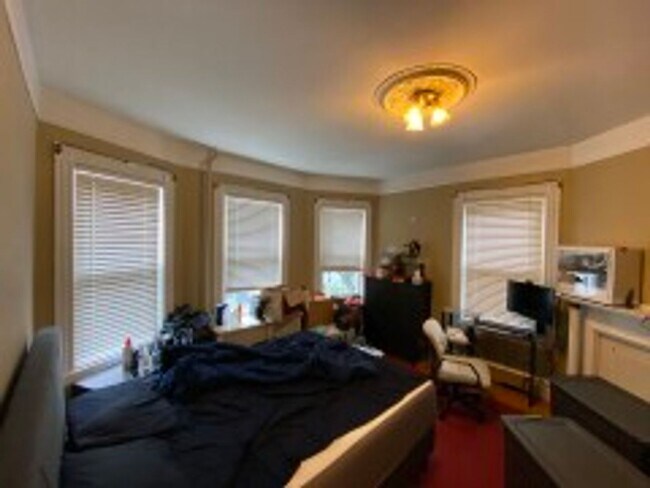 Building Photo - NEU 4 BR Apartment (in unit laundry!)- NO FEE - 9/1