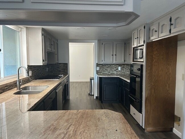 Building Photo - 9400 Hemingway Pl