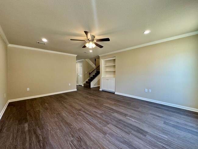 Building Photo - Townhome *LEASING SPECIAL AVAILABLE*