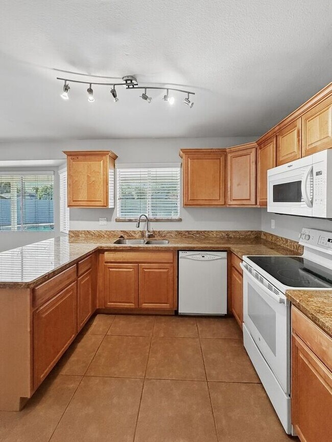 Building Photo - 3 Bedroom Home In Heart of Chandler for Rent